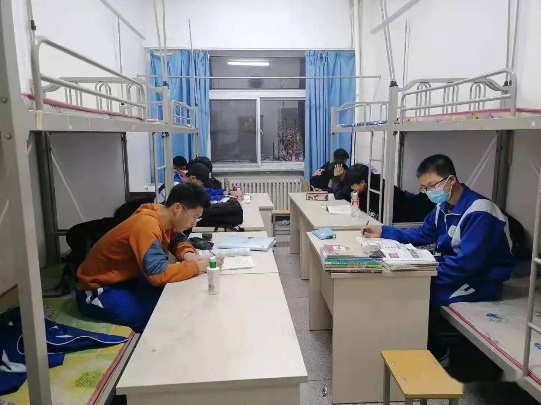 大雪无情人有情辽阳市第一高级中学及时开展雪后清扫工作