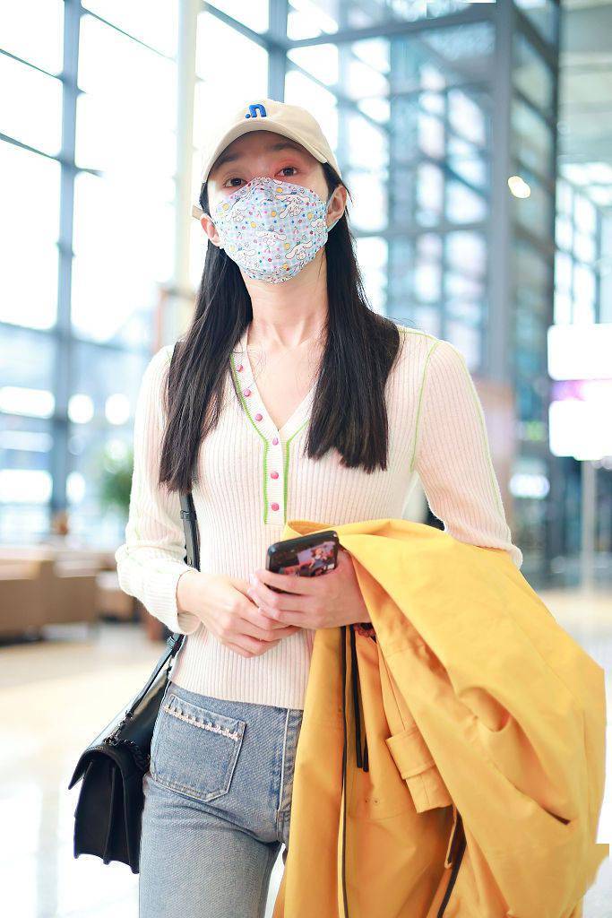 配饰 宋轶超会穿 奶油色针织衫+牛仔微喇裤超显温柔