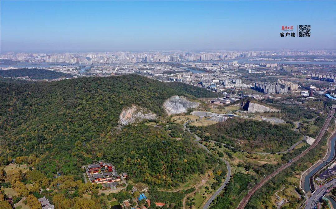 【生态复绿】11月8日,无人机航拍的岘山矿山复绿的场景.