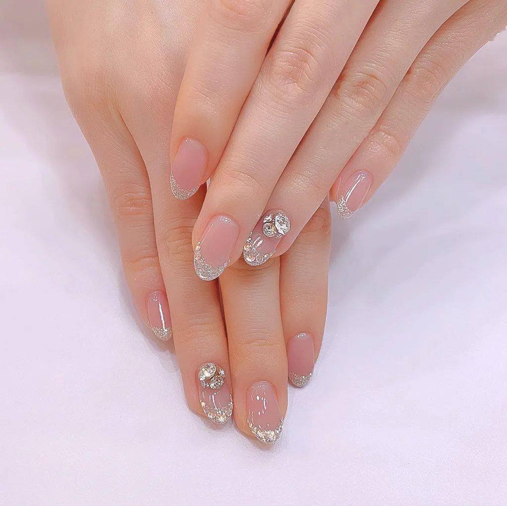 好好挑一款适合自己的美甲哦~各位备婚的姐妹给大家搜罗了一大波婚甲!