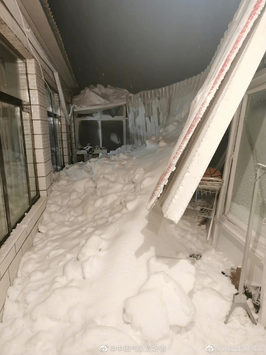巨大的雪块直接滚进了屋里一些农户家的天棚甚至都被压垮由于积雪过于