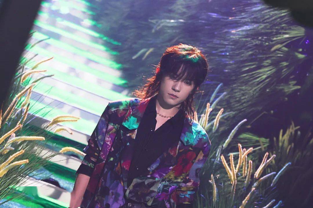 太鲨了易烊千玺怎么会这么好看立麦眼镜太绝了