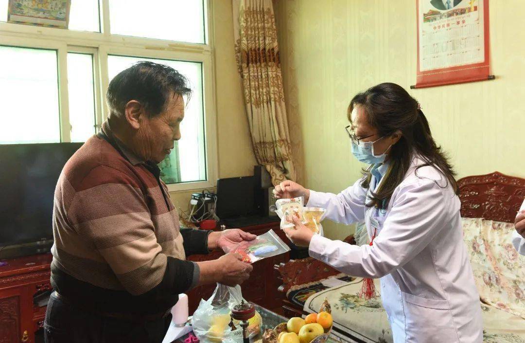 一线|防疫又暖心！红原县免费提供中药大锅汤、防疫香囊