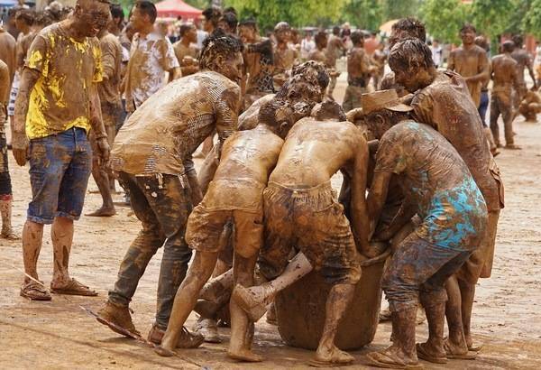 云南感受沧源"摸你黑"狂欢节,摸你黑你就是祝福你_泥巴