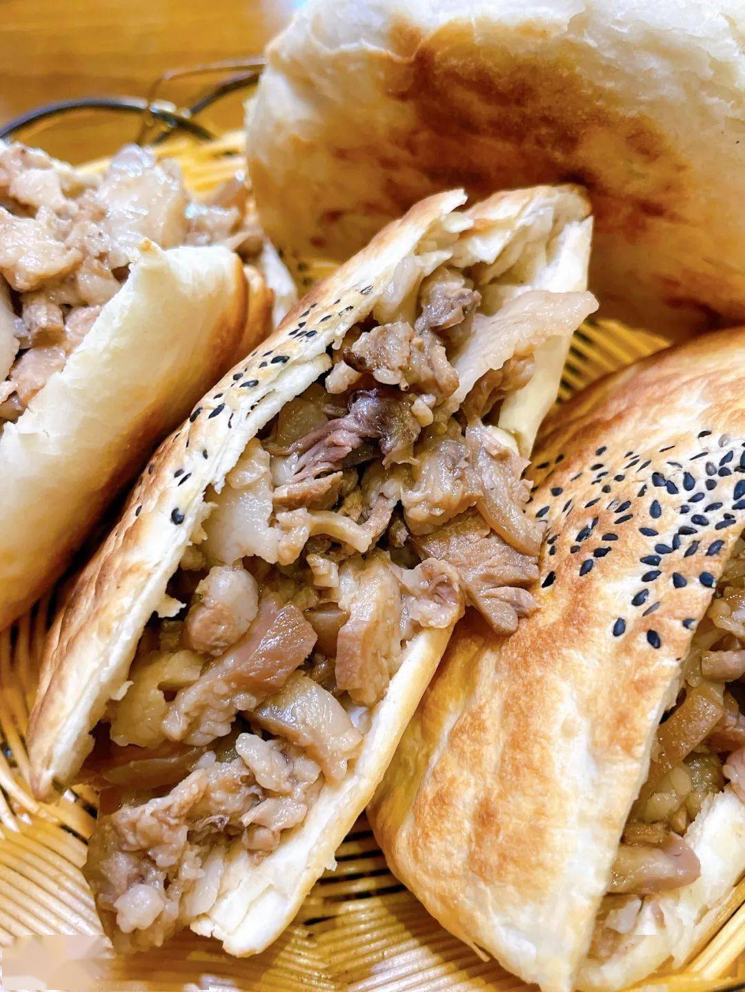 瞧这一个个胖乎乎的月牙饼,隔着屏幕妞又闻到了它的香喷喷!