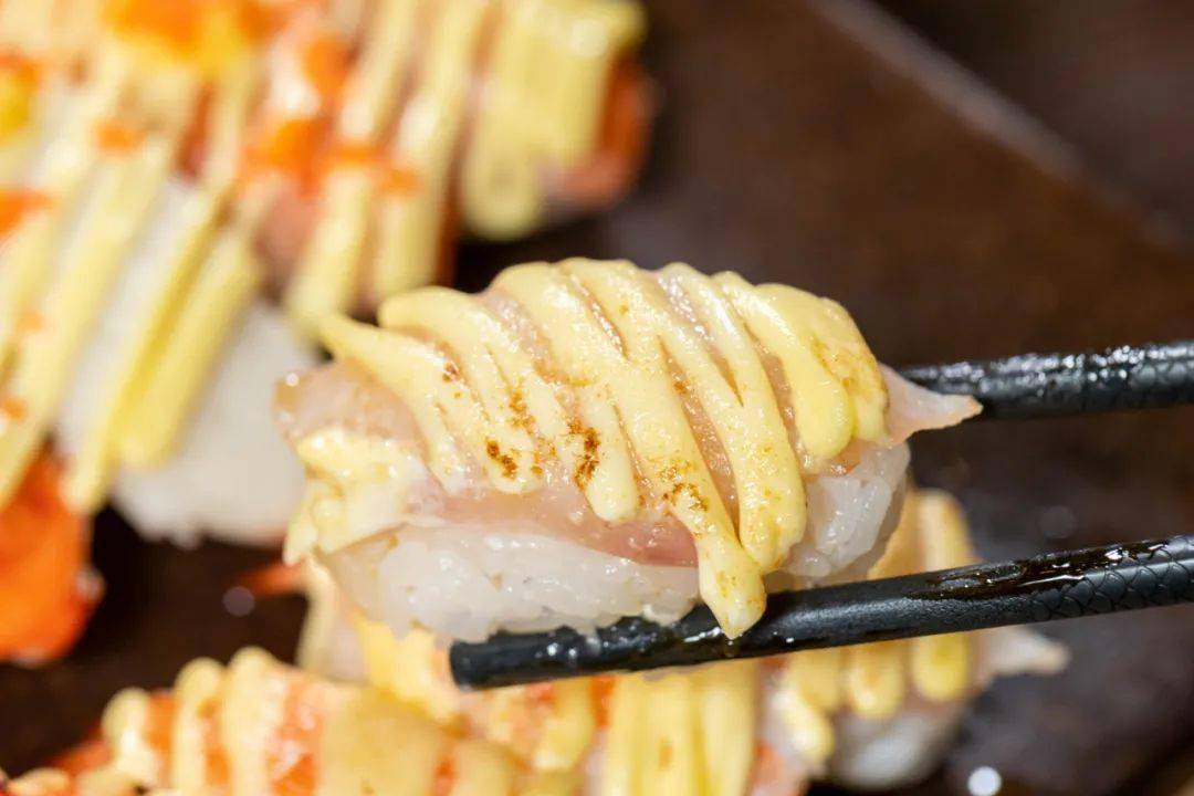 火炙芝士蟹腿肉寿司,火炙皮皮虾寿司……火炙芝士鲷鱼寿司 ,火炙芝士