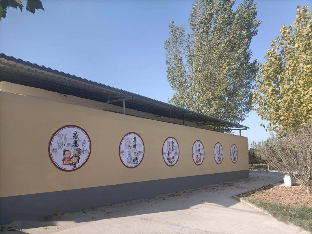 学校结合"传统文化进校园"特色,将厕所进行了美化,使厕所成为立德育人