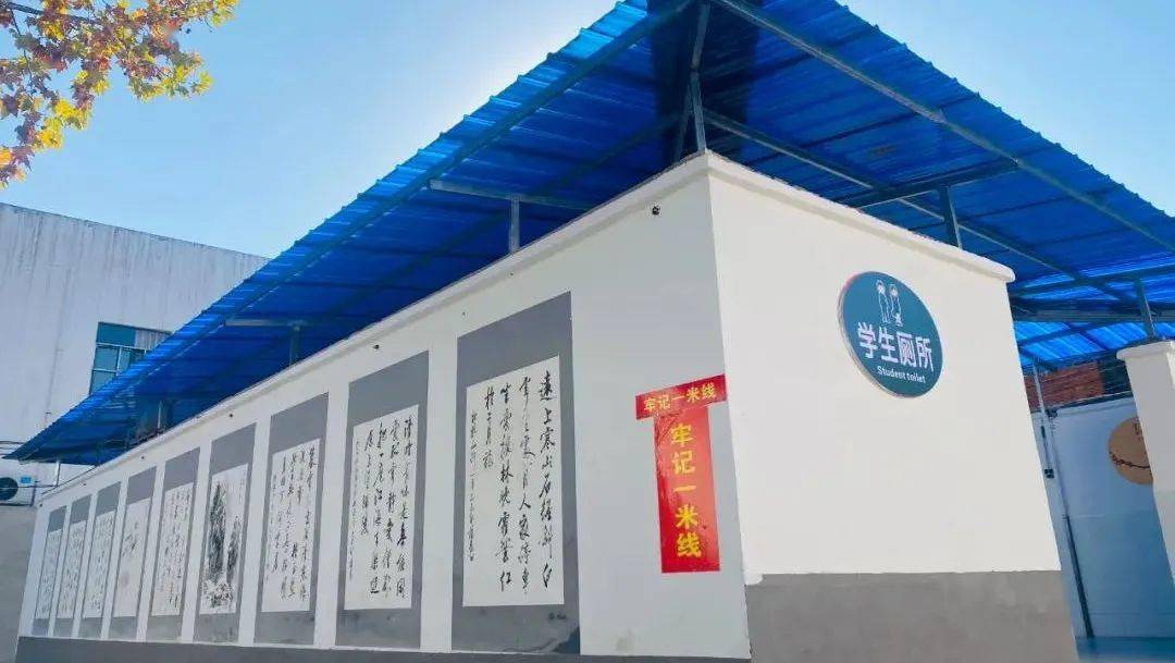 厕所外墙手绘的梅兰竹菊,书写的古诗词,彰显学校文化底蕴