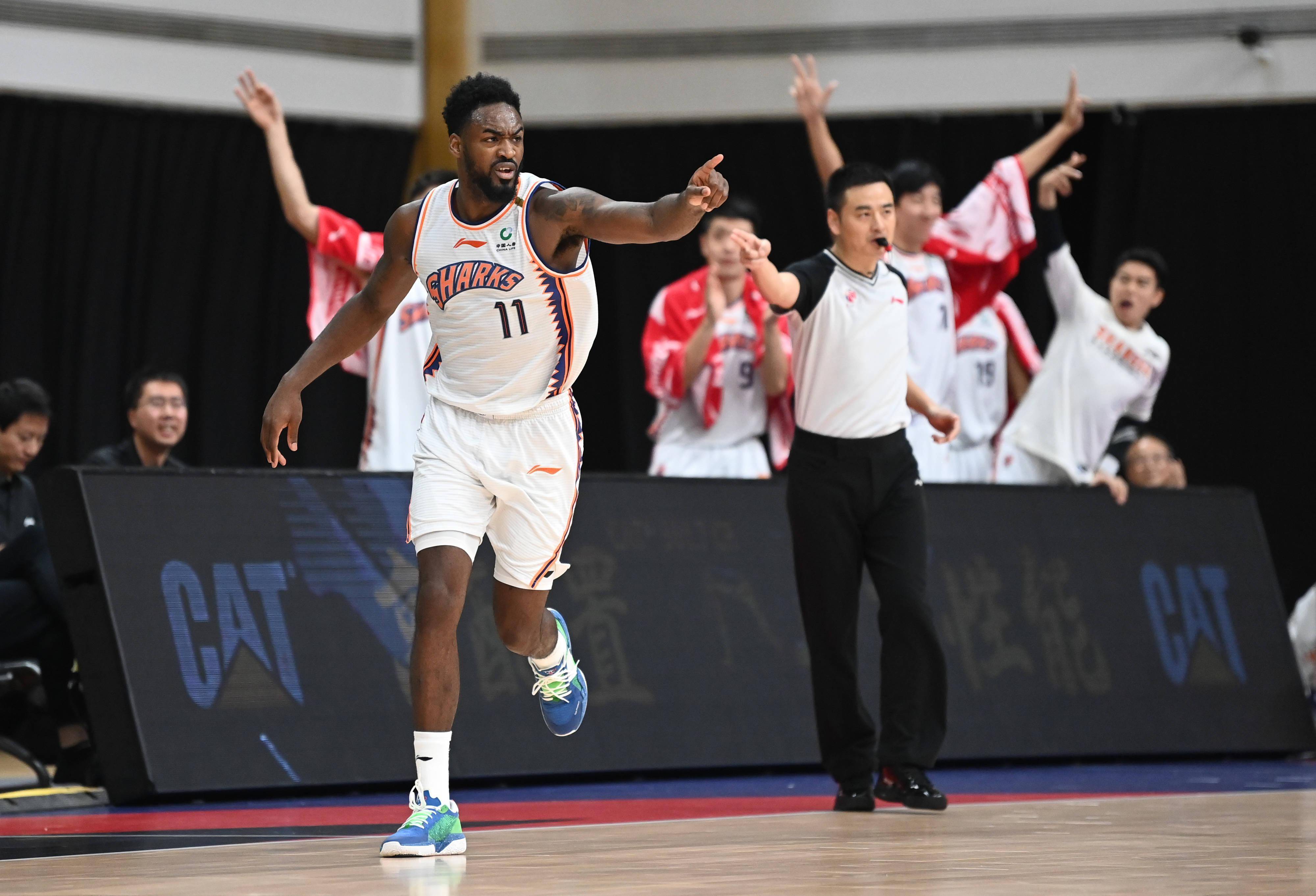年11月11日11月11日,上海久事队球员富兰克林(前)在比赛中庆祝得分