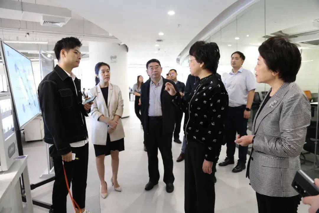 翁铁慧指出,复兴城园区在服务创新发展,促进创业就业方面发挥了重要的