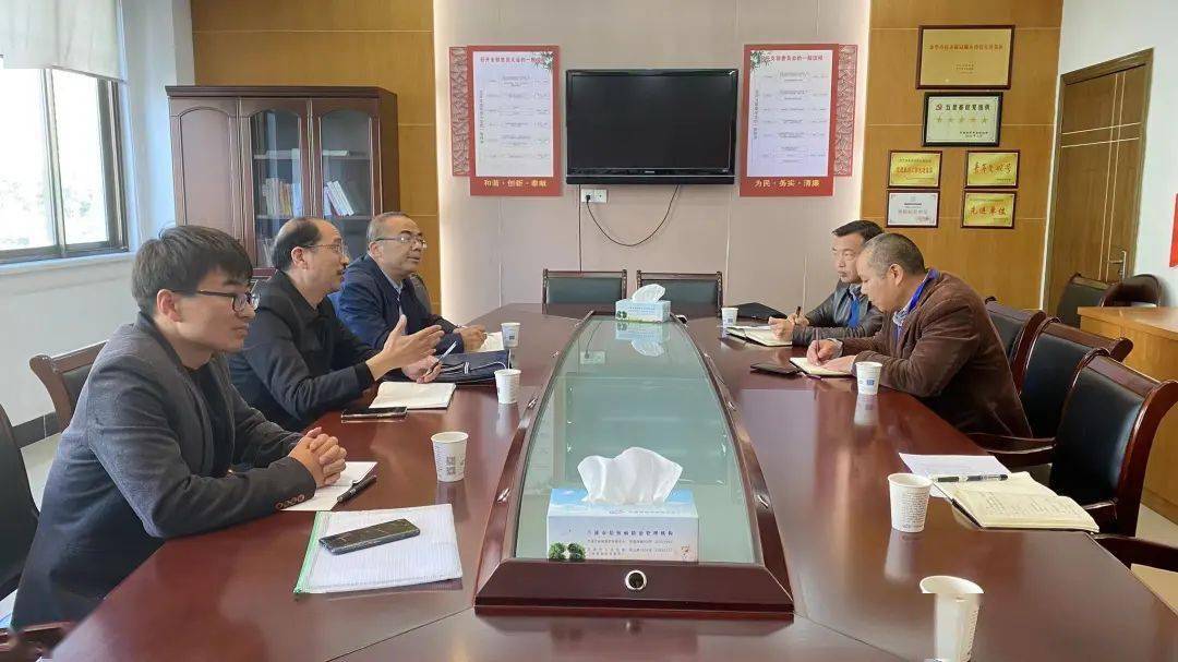 中心主任胡正芳,副主任蒋小东等陪同血防指导工作,胡