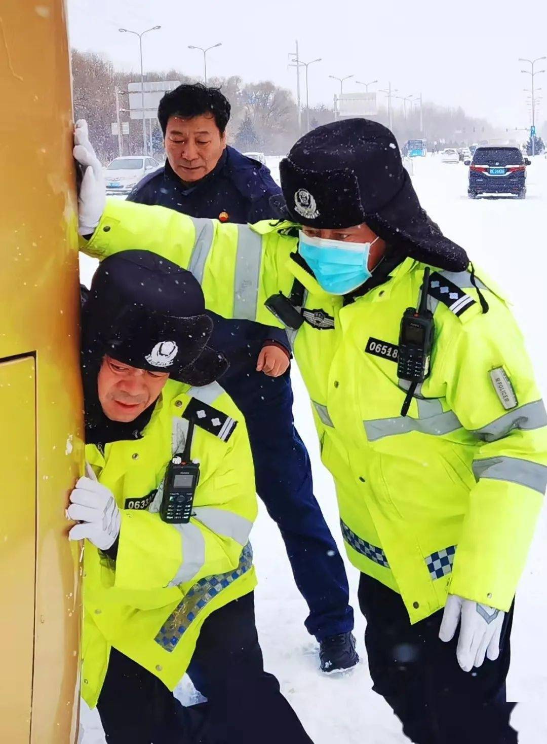 迎风战雪守平安 排忧解难暖民心