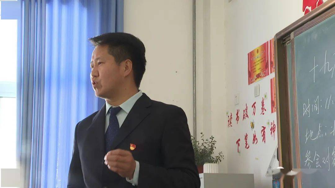 在岷县岷阳初级中学八年级(16)班课堂上,班主任尹进军将六中全会