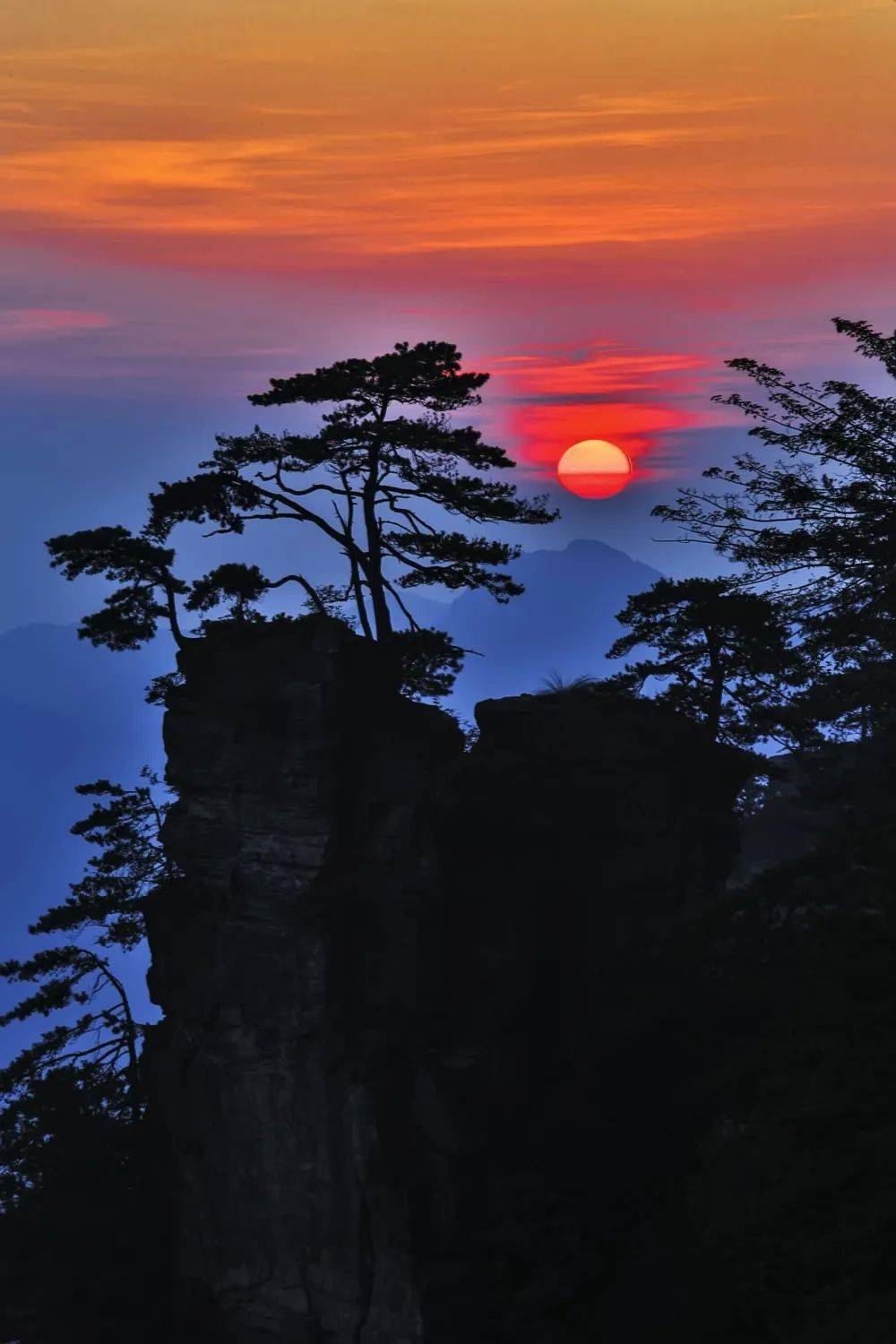 《夕阳西下》拍摄于福建省霞浦海边太阳下山时候,太阳余辉照鱼舟的