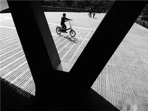 设备要单反何用？手机照样拍出自行车大片！