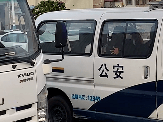 海丰一男子被押上警车