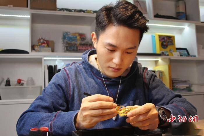 技艺“90后”青年不爱潮服爱“古装” 国风文化悄然“破圈”