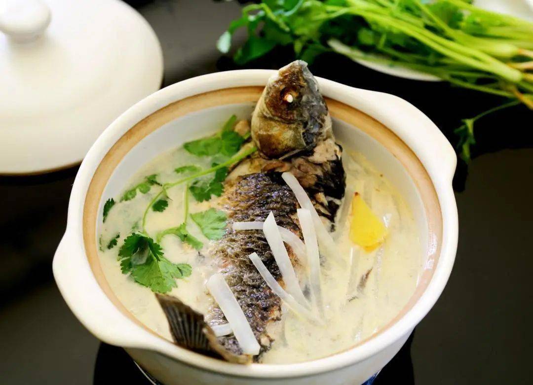 属于苏菜系,该菜品由无锡迎宾楼菜馆名厨刘俊英创制,选用无锡特产"小