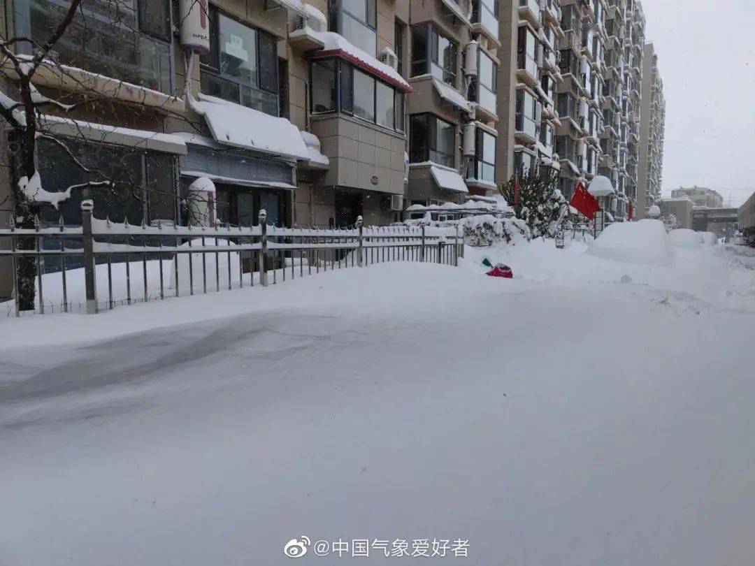 其中通辽7日,8日连续两天遭遇特大暴雪,积雪深度高达59厘米.