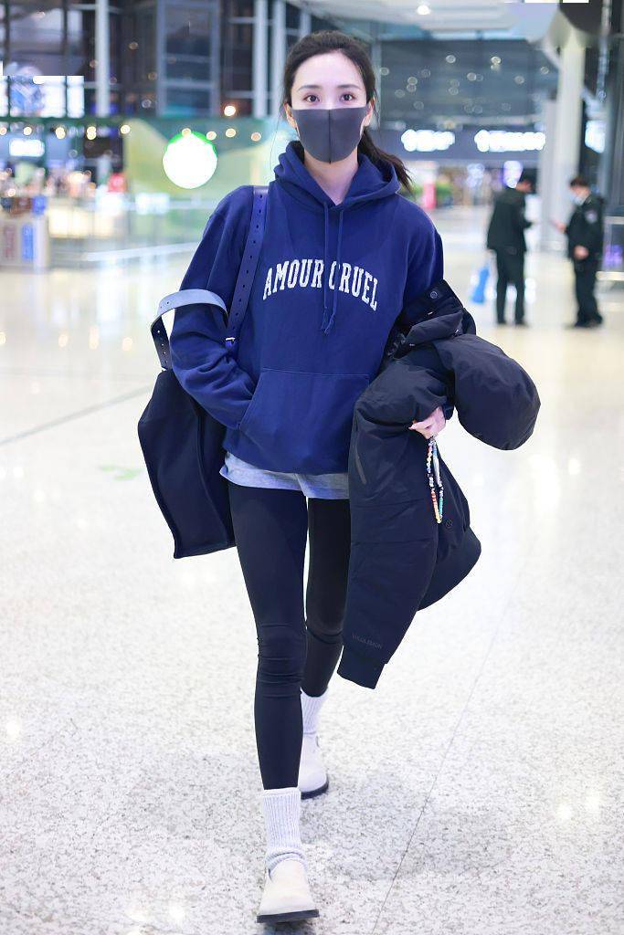 卫衣 王紫璇穿藏蓝hoodie紧身legging 显白显瘦运动时尚