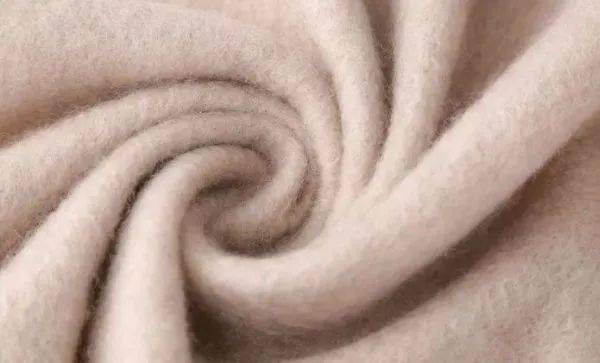 做工 一件双面呢大衣要好几万？凭什么这么贵？