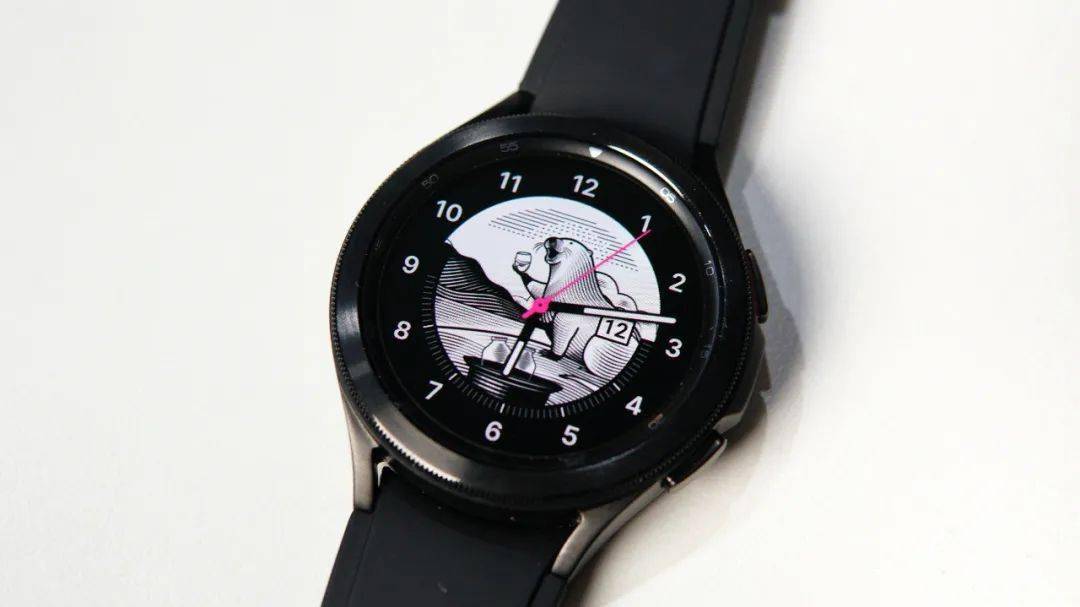 强大的Apple Watch终于遇到了对手，三星的这款没准更好用。