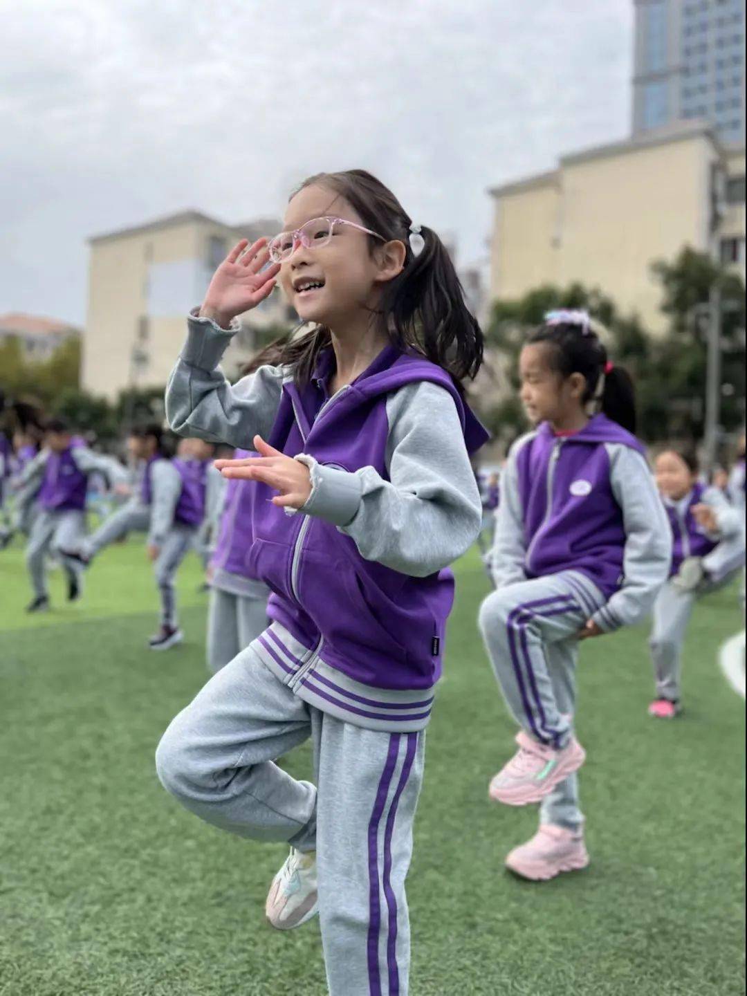 早操后在体育老师的带领下福娃们在绿茵场上进行简单的跑跳活