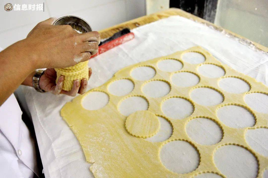 皮酥蛋嫩滑!老广饮茶最钟意食的点心"四大天王"之一,是它!_蛋挞