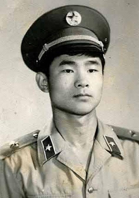 看惯了穿航天服的航天员，想看看穿军装的他们吗？