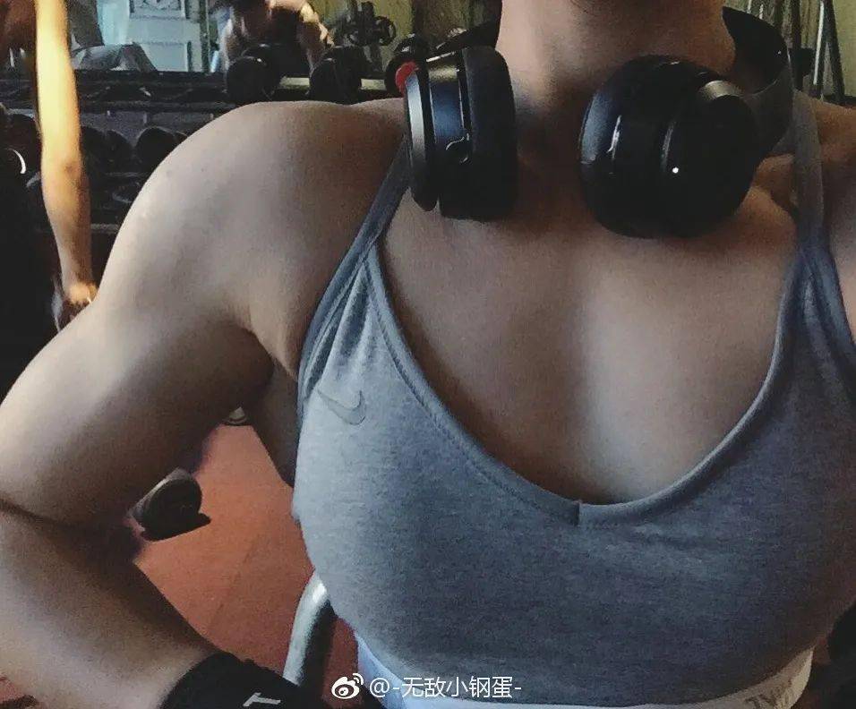 小巧的脸蛋儿,水汪汪的大眼睛,可爱的装扮表情,这简直也太