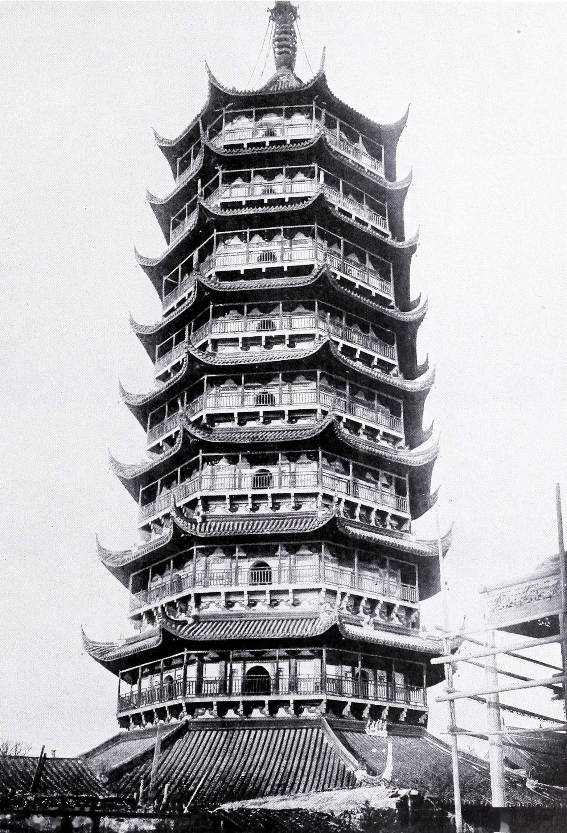 15,这座报恩寺内的佛塔,建于南北朝时期的梁代,原为11层,南宋时期改建