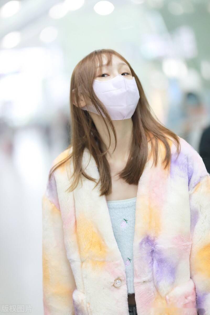 陈雪凝街拍一头长发披肩清新亮丽穿牛仔裤潇洒休闲