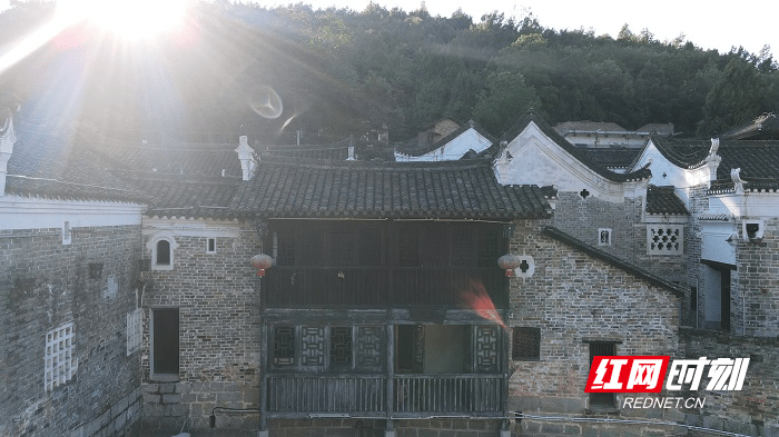 龙伯高|新田龙家大院：村连幽径拖青黛 门瞰群山拥翠微