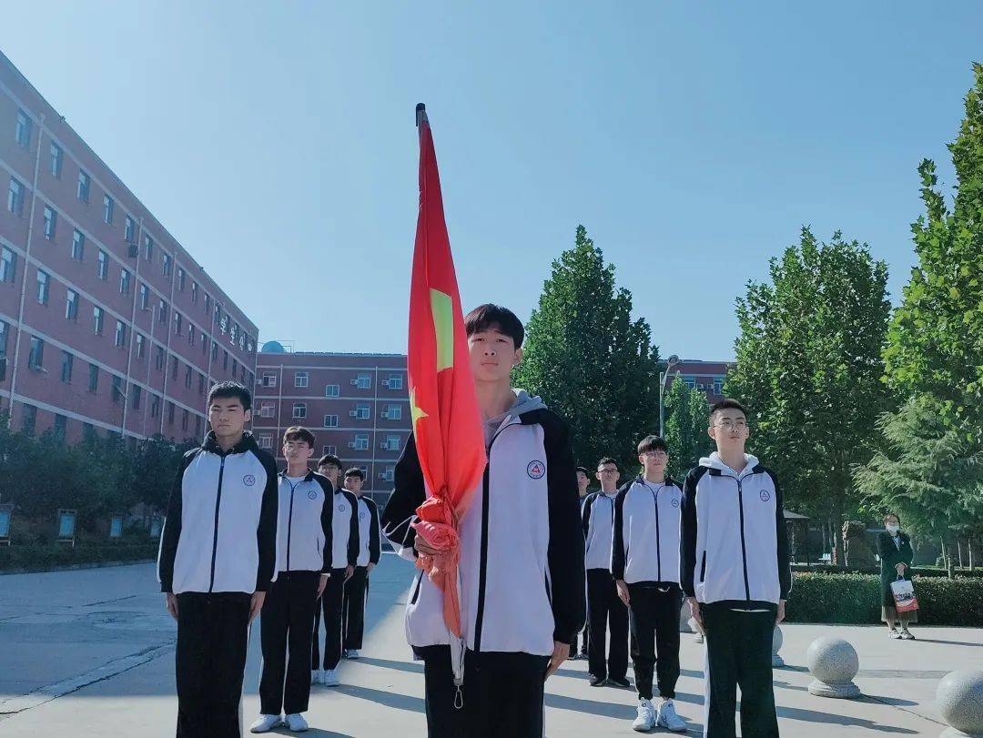 【校园速递】总结经验 高质轻负——永威高中举行升旗仪式_教学