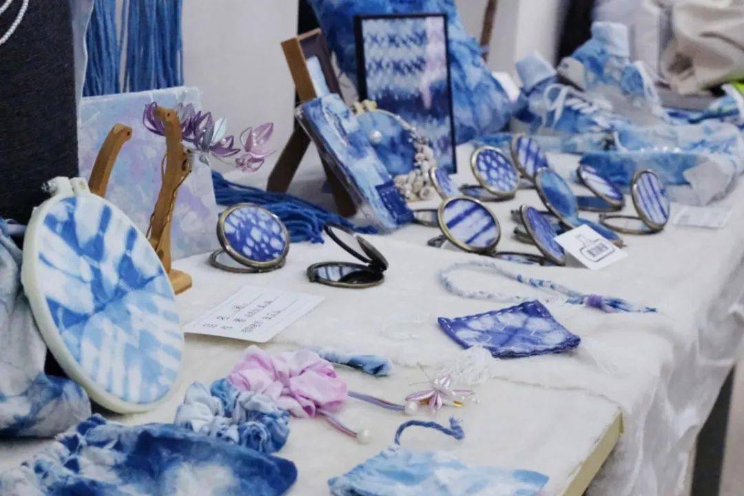 扎染是"水"与"草木"碰撞的艺术,是沉淀民族文化的传统工艺.