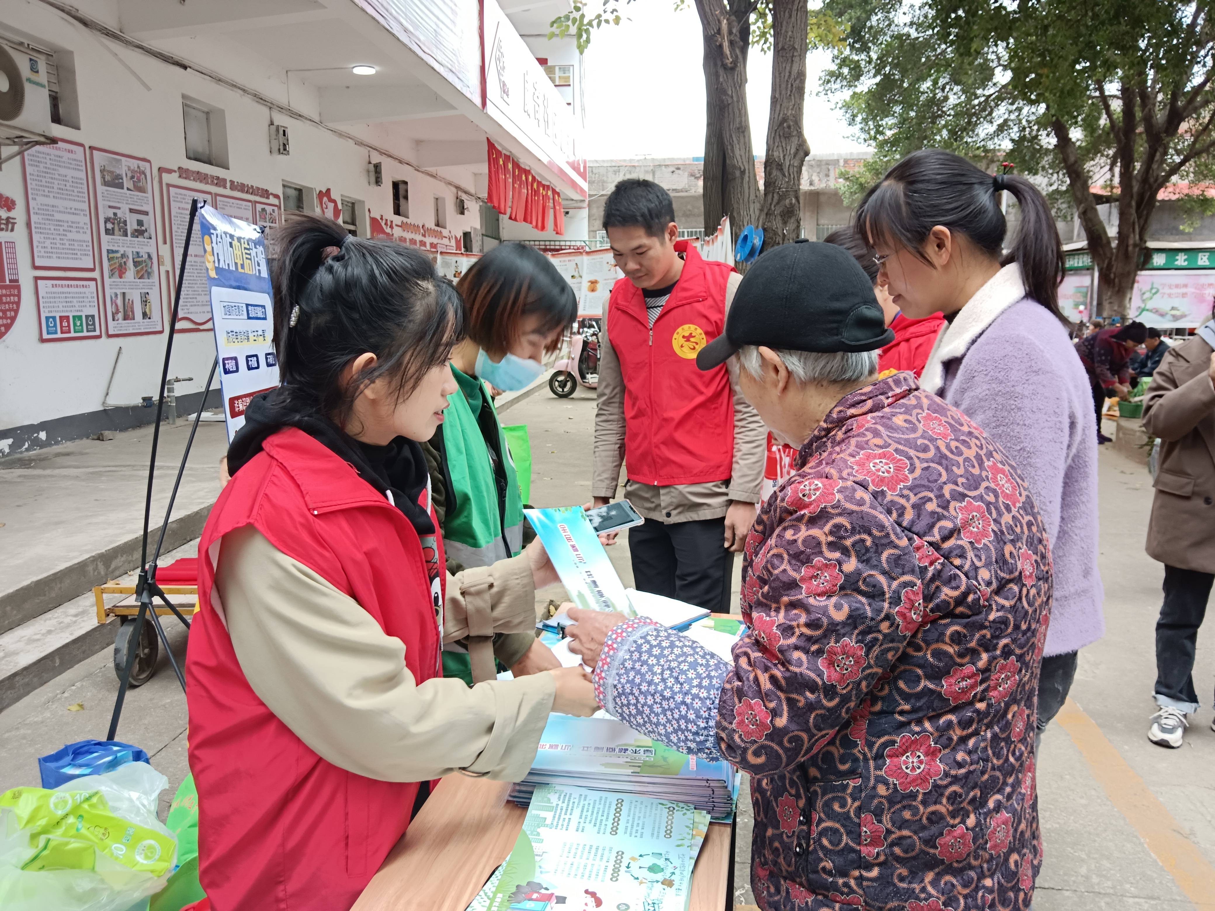 长塘镇威奇社区开展禁毒,反邪,防诈集中宣传活动