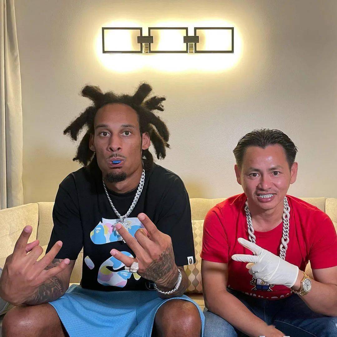 scott:来他这里定制牙套的 rapper 太多了,像是狗爷:而 johnny dang