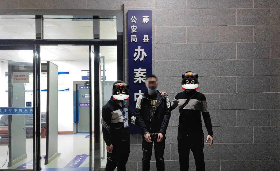 面对警方询问，80岁老母亲含泪举起手……网友看哭了
