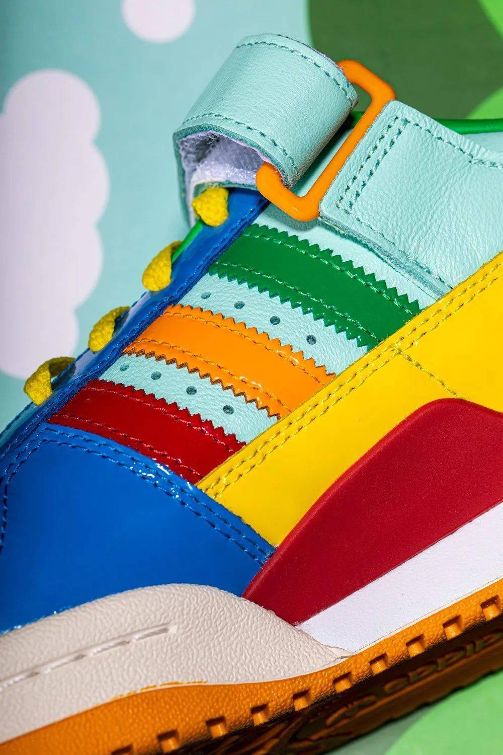 Kerwin 社交牛 X 症专属！今年阿迪最怪联名鞋定价看傻了！网友：上脚不挺帅吗？！