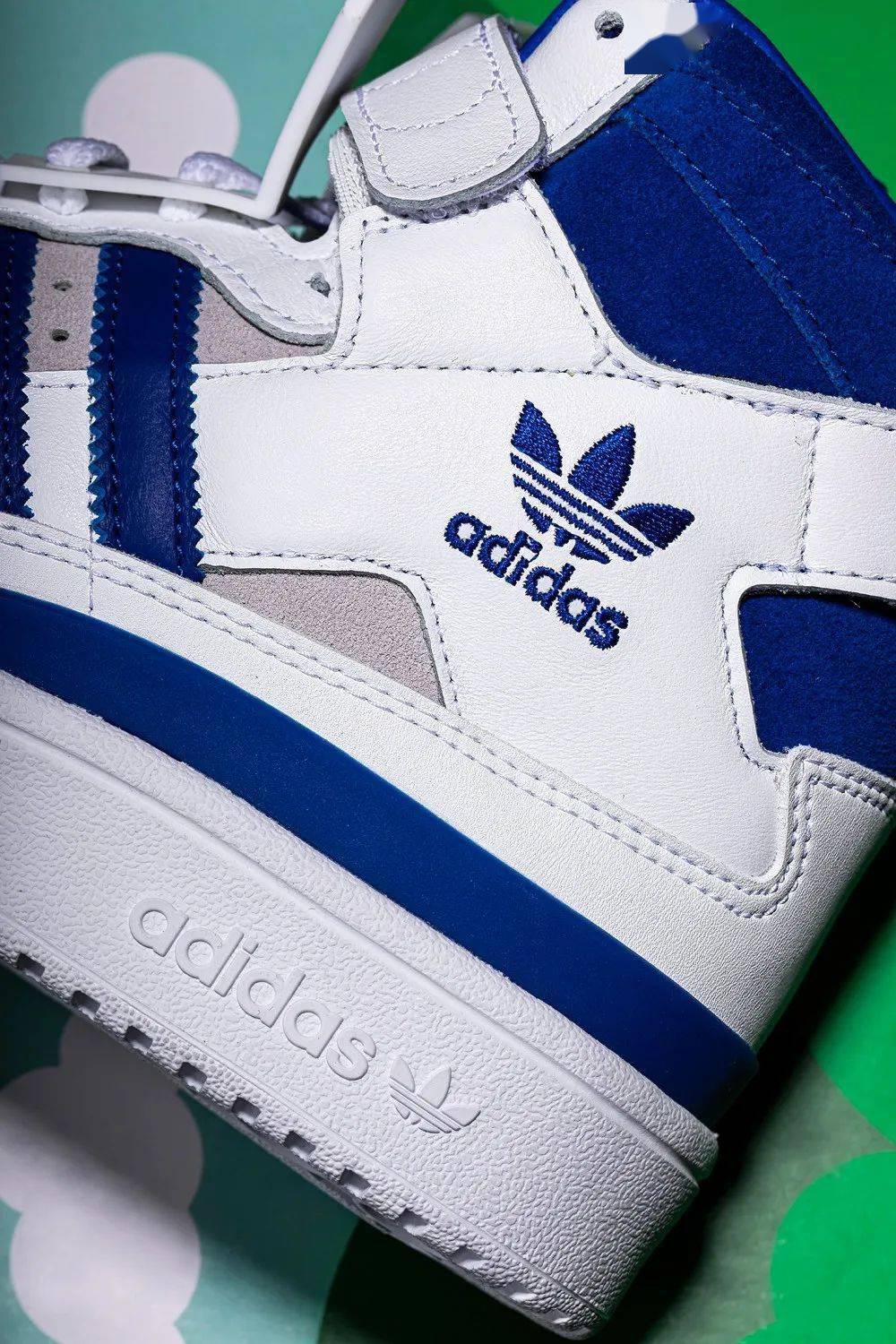 Kerwin 社交牛 X 症专属！今年阿迪最怪联名鞋定价看傻了！网友：上脚不挺帅吗？！