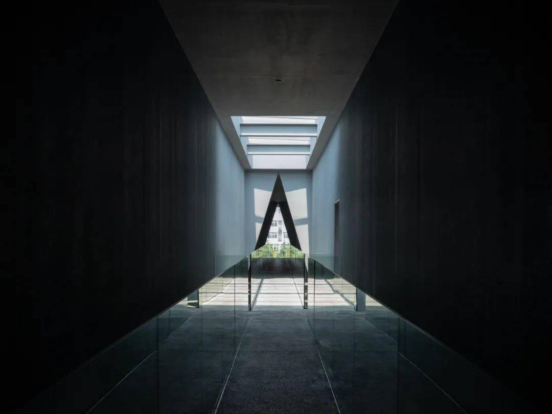 中国现代主义建筑之父张永和新作清水混凝土屋檐下的江南合院