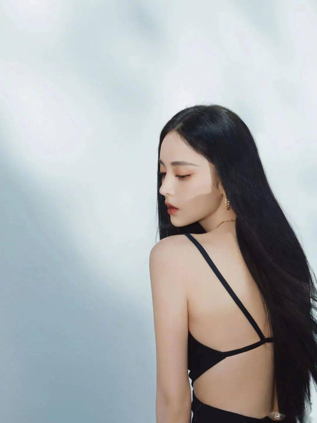 发型看了李庚希周雨彤的长发，我更想剪短头了