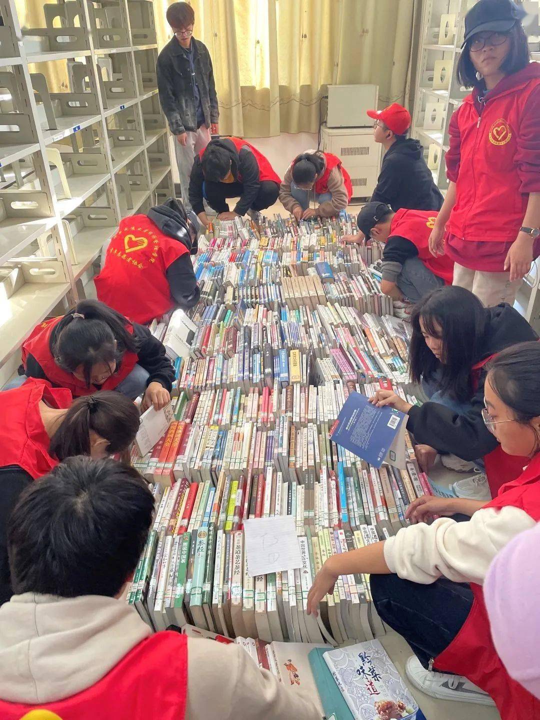 者协会联合土建学院青年志愿者协会于11月14日下午举行图书馆清扫活动