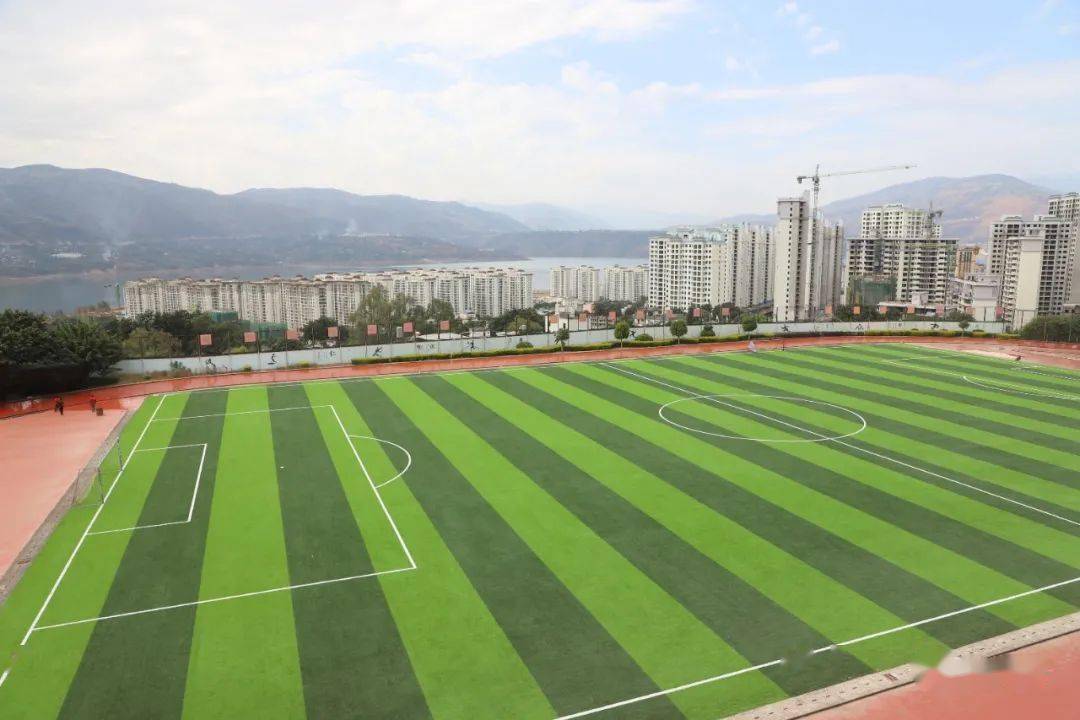 巧家县第二中学聚师生之力打好爱卫之战