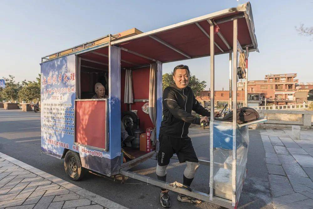 感动全网!历时437天,山东小伙推着母亲徒步7000多公里圆梦大理