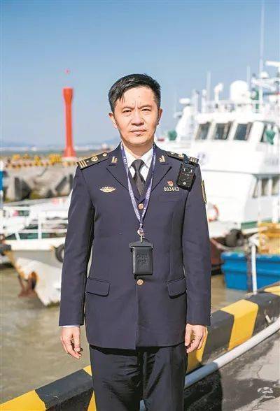 最美广州奋斗者海事老兵搭建船员海上生命通道