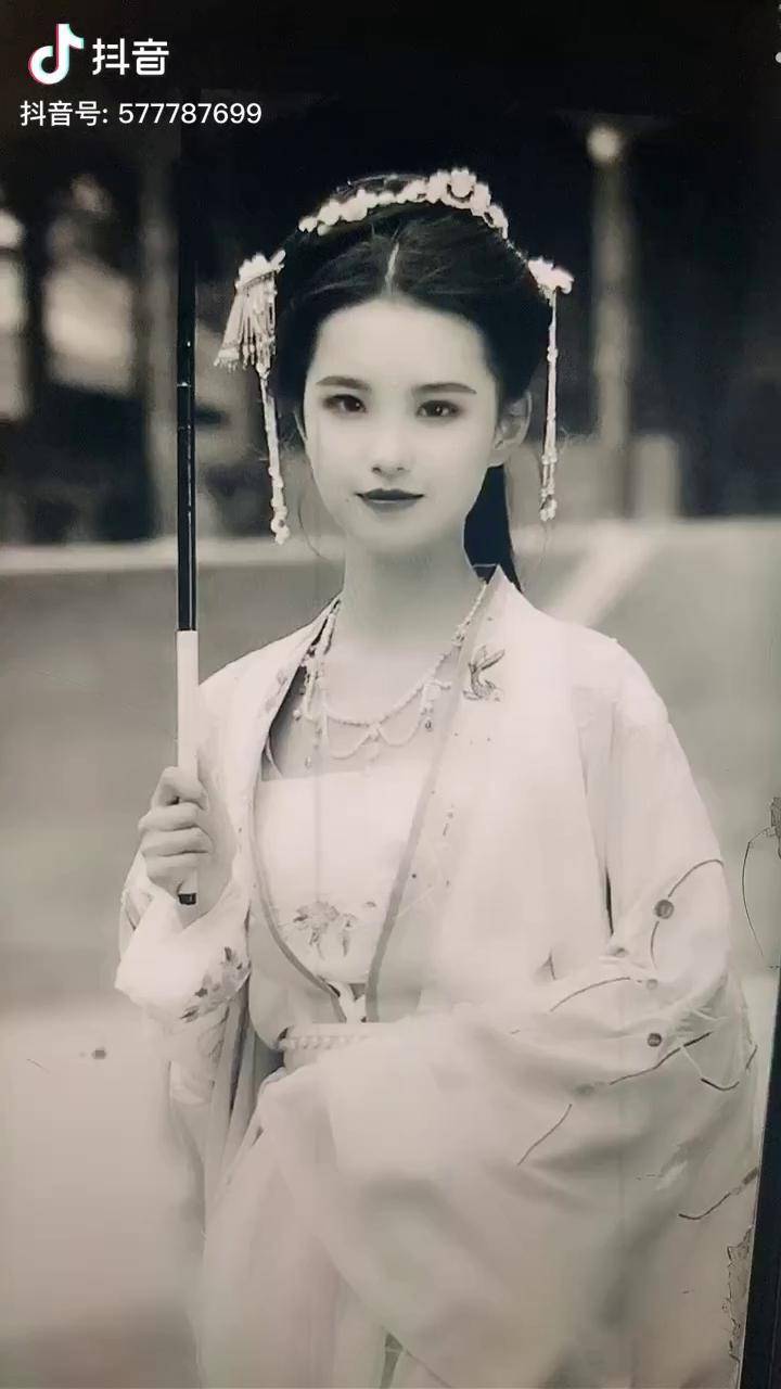 照片上的女孩拍摄于1890年这就是历史上的咖妃dou小助手