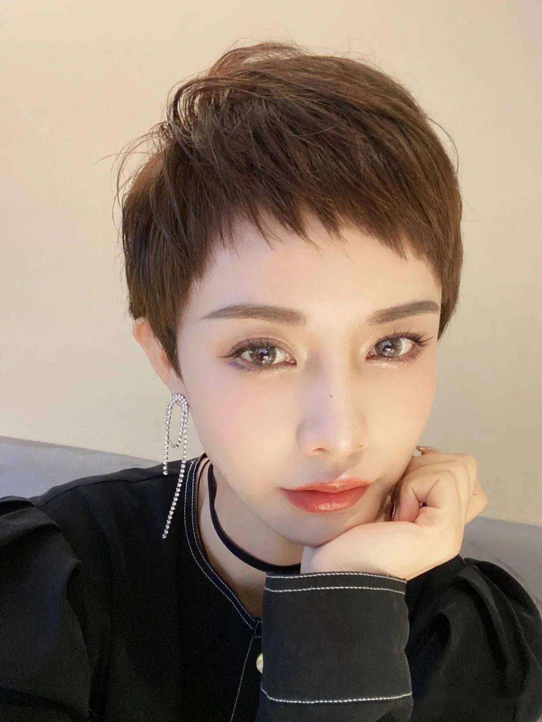 额前的圆弧刘海做眉上修剪凸显水汪汪的大眼睛超短发尾纹理效果