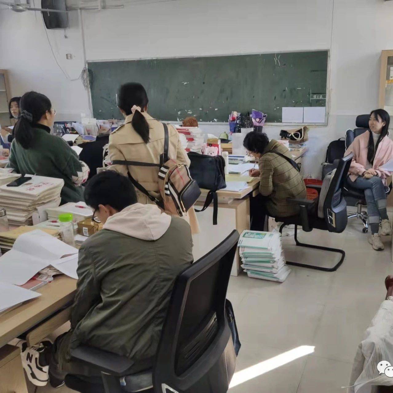 共同研讨,认真总结——初三语文备课组期中考试总结研讨会_舒易