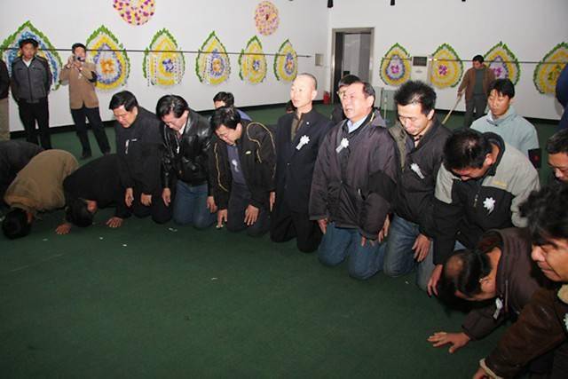 范振钰葬礼郭德纲孟凡贵前来祭奠16位徒弟跪别